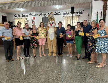 Páscoa no Clube de Idosos reúne espiritualidade, premiações e chocolate
